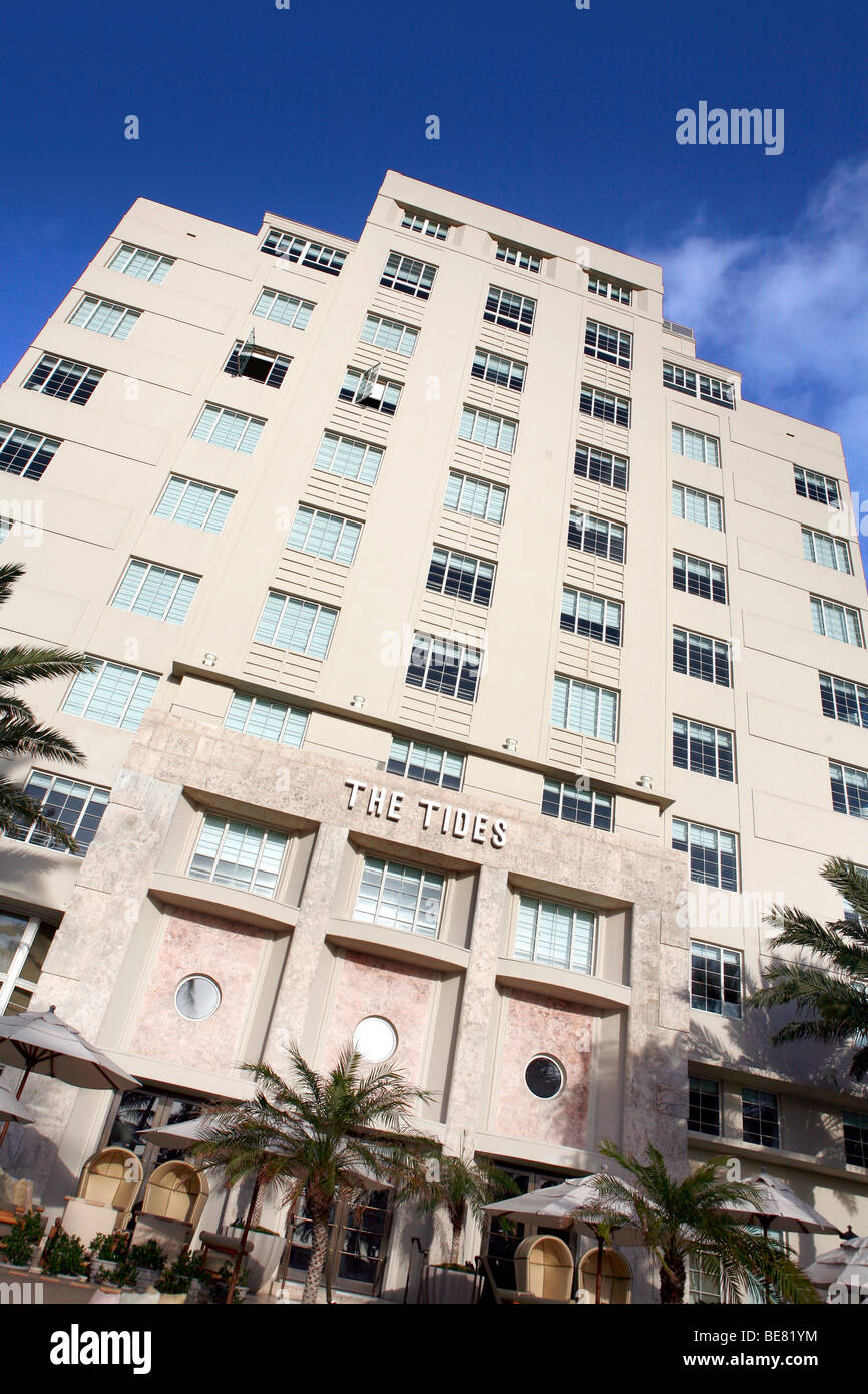 Die Fassade des Gezeiten-Hotel am Ocean Drive unter blauem Himmel, South Beach, Miami Beach, Florida, USA Stockfoto