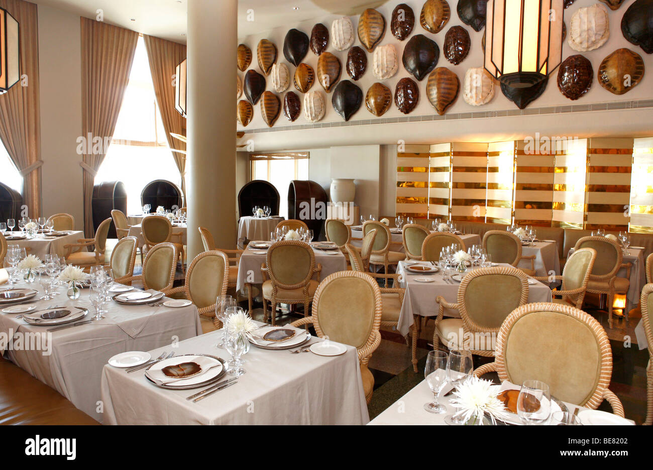 Tabellen sind im verlassenen La Mer Restaurant gelegt, Gezeiten Hotel, Ocean Drive, South Beach, Miami Beach, Florida, USA Stockfoto