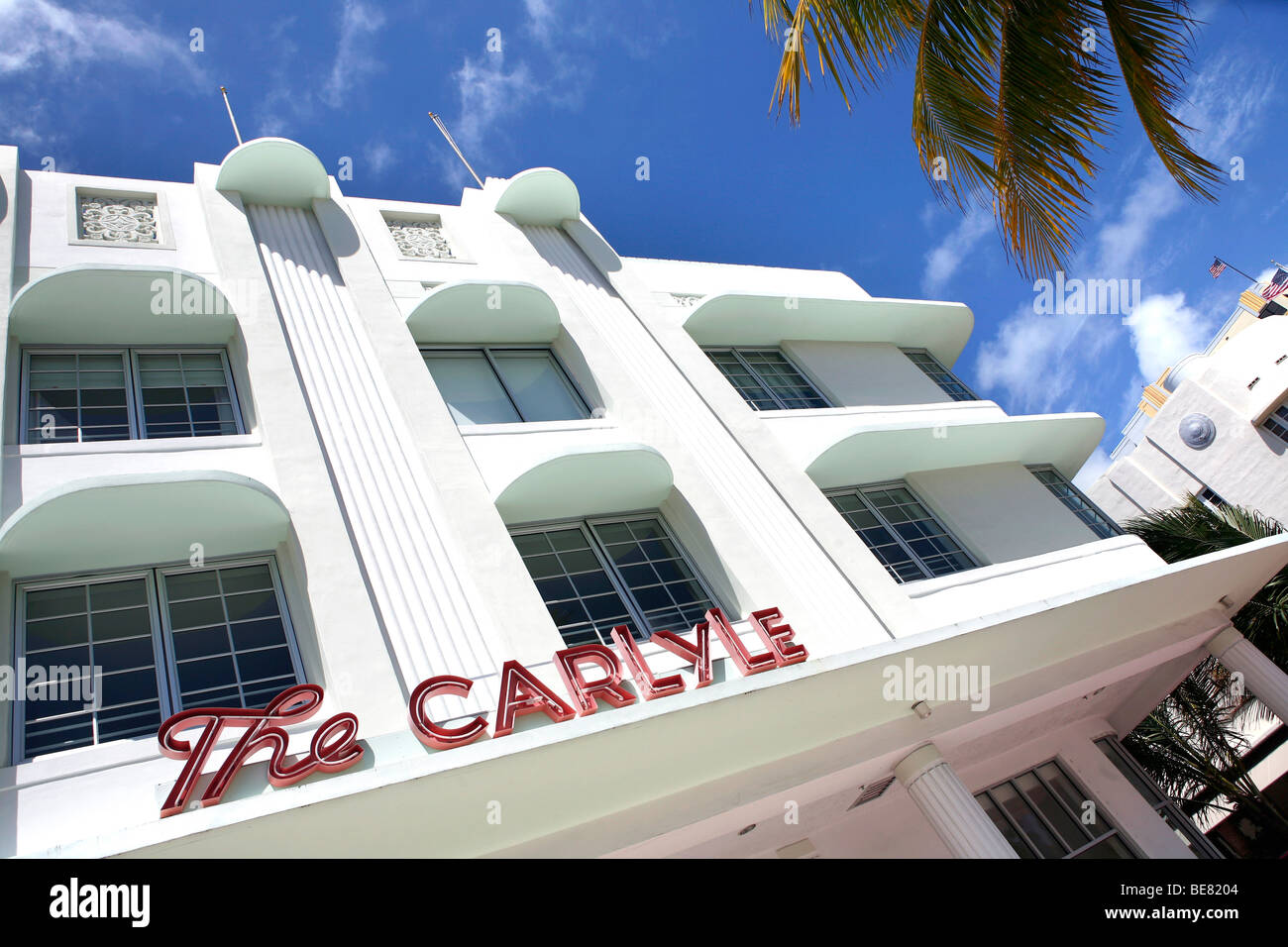 Fassade des Deco-Hotels im Sonnenlicht, Ocean Drive, South Beach, Miami Beach, Florida, USA Stockfoto