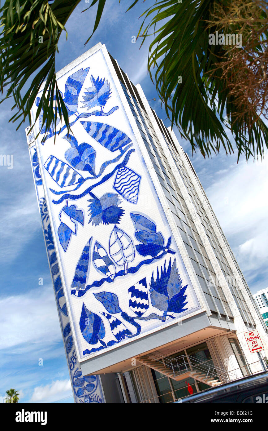 Außenansicht des Gebäudes Bacardi unter bewölktem Himmel, Miami, Florida, USA Stockfoto