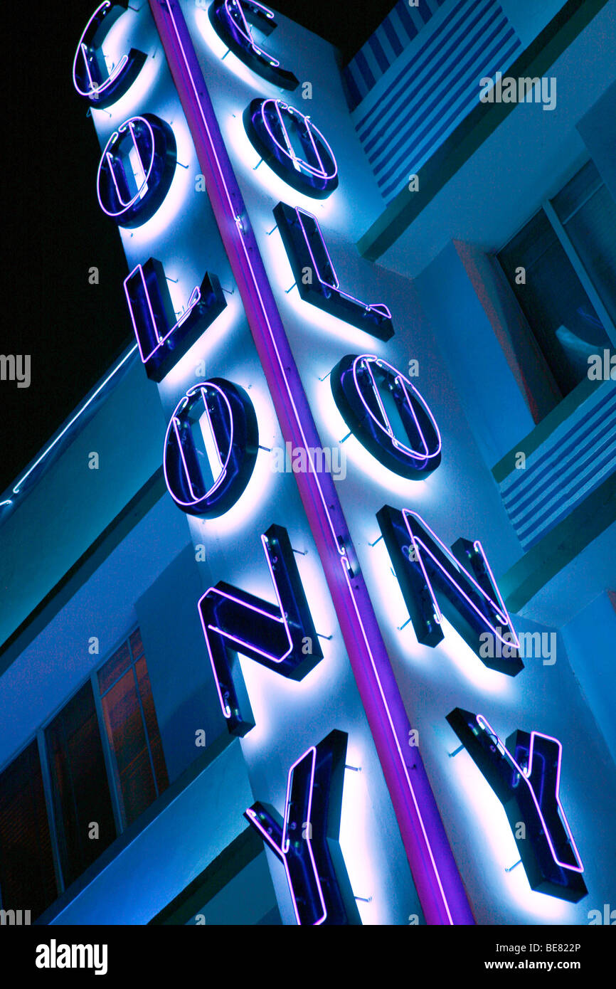 Leuchtreklame im Colony Hotel bei Nacht, Ocean Drive, South Beach, Miami Beach, Florida, USA Stockfoto