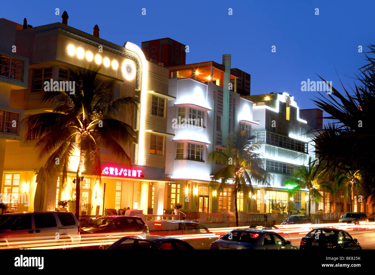 Beleuchtete Hotels am Ocean Drive bei Nacht, South Beach, Miami Beach, Florida, USA Stockfoto