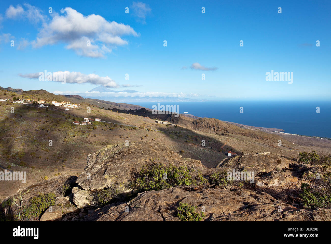 Blick über felsige Landschaft unter bewölktem Himmel, La Gomera, Kanarische Inseln, Spanien, Europa Stockfoto