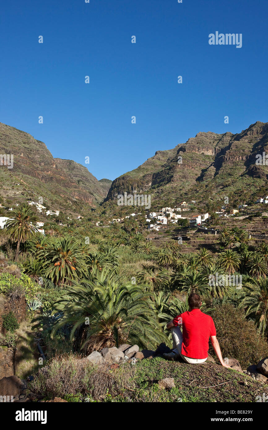 Wanderer unter blauen Himmel betrachten, Valle Gran Rey, La Gomera, Kanarische Inseln, Spanien, Europa Stockfoto