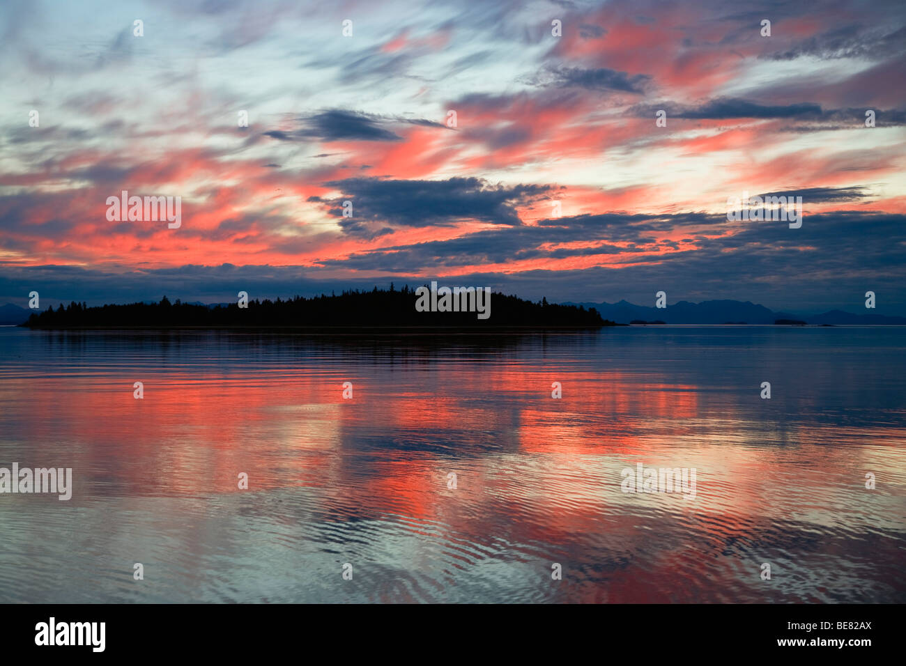 Das Meer und die Küste im Abendrot, Inside Passage, südöstlichen Alaska, USA Stockfoto