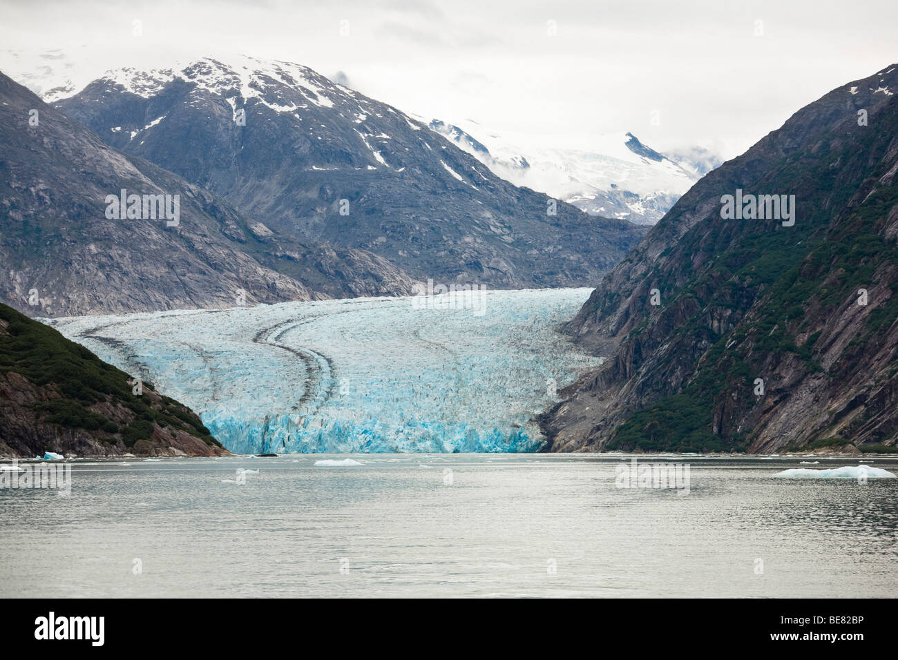 Der Dawes-Gletscher vor Schnee bedeckt Berge, Endicott Arm, Inside Passage, südöstlichen Alaska, USA Stockfoto