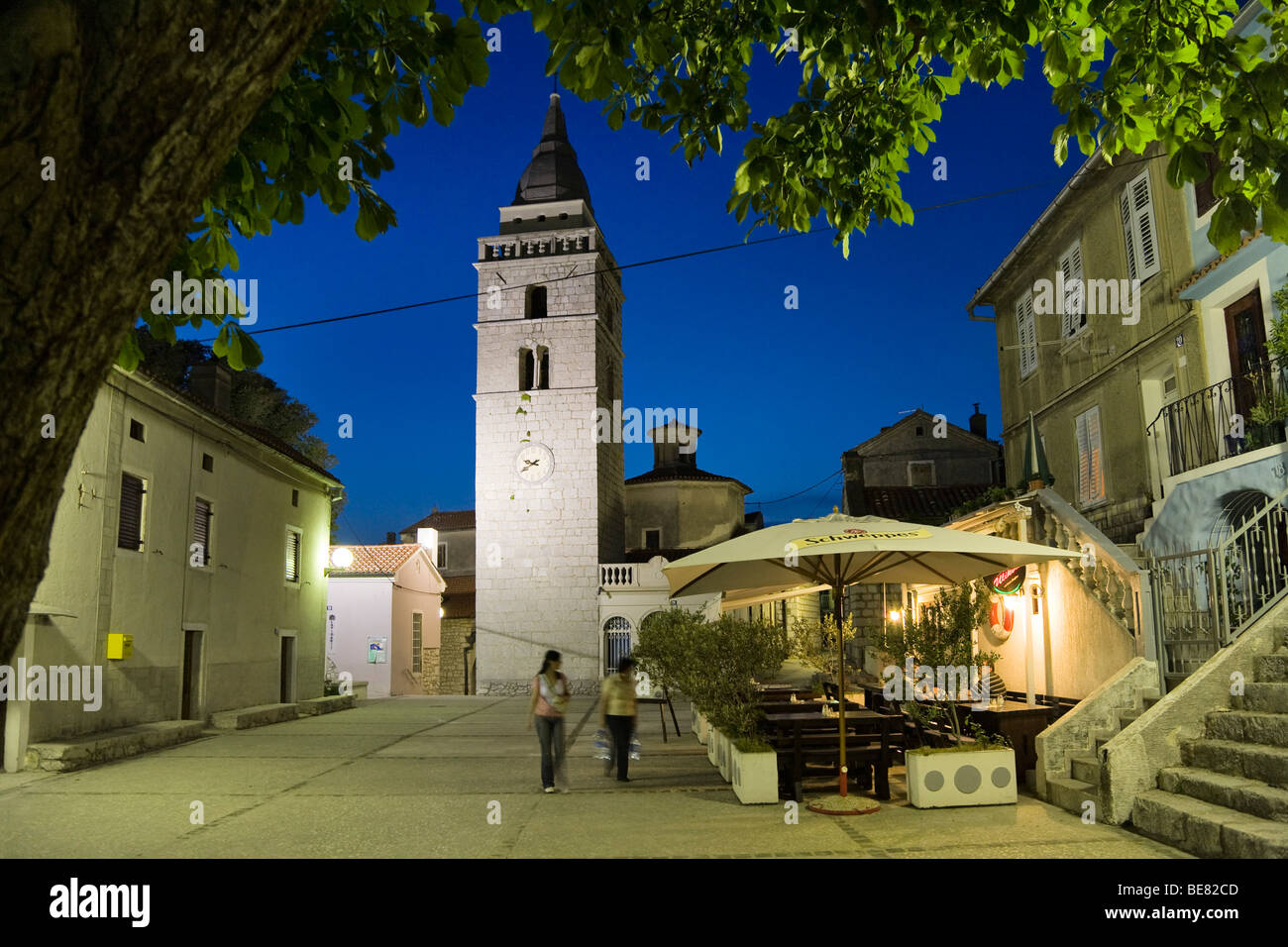 Ein paar bummeln über den Marktplatz in den Abend, Omisalj, Insel Krk, Istrien, Kroatien, Europa Stockfoto