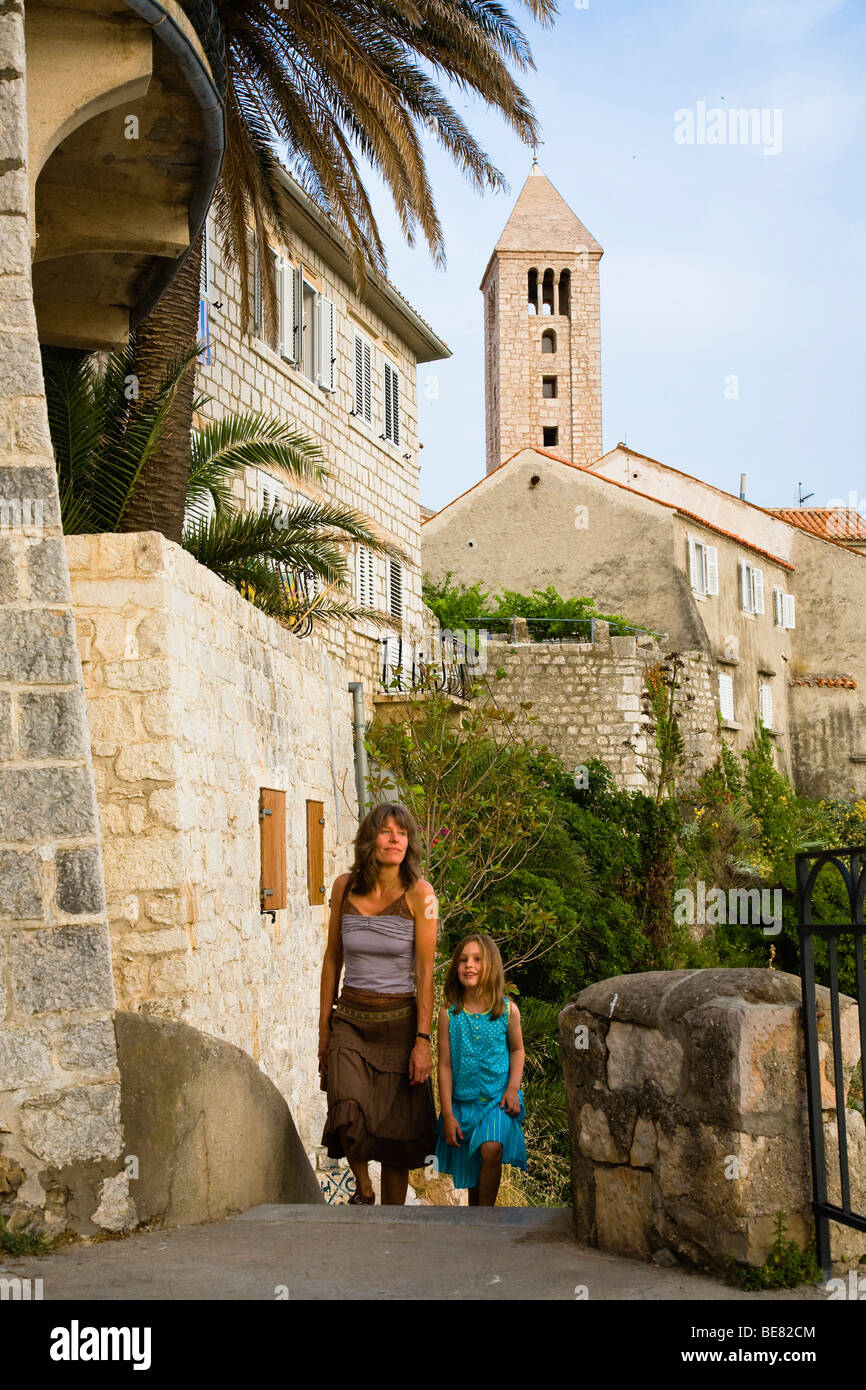 Eine Frau und ein Mädchen, ein Spaziergang durch die Altstadt Rab, Insel Rab, Istrien, Kroatien, Europa Stockfoto