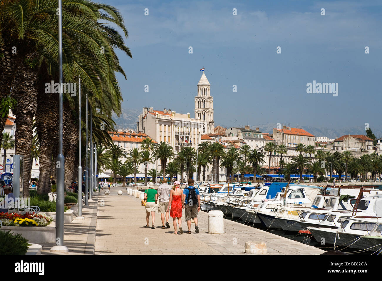 Menschen, die ein Spaziergang über die Promenade im Sonnenlicht, Riva, Split, Dalmatien, Kroatien, Europa Stockfoto