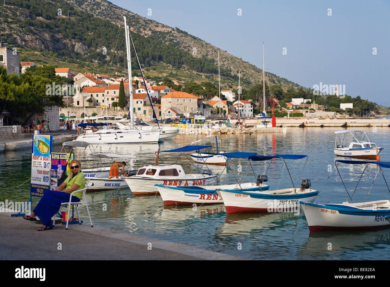 Boote sind im Hafen von Bol im Sonnenlicht, vor Anker, Insel Brac, Dalmatien, Kroatien, Europa Stockfoto