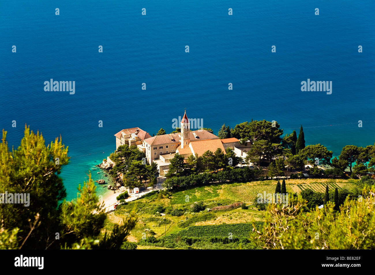 Blick auf das Dominikanerkloster des Bol im Sonnenlicht, Insel Brac, Dalmatien, Kroatien, Europa Stockfoto