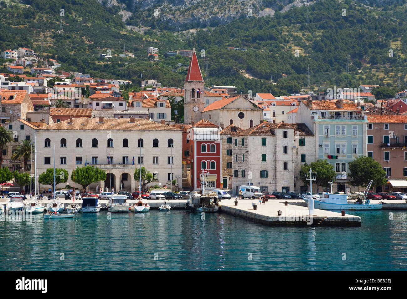 Blick auf Häuser und den Hafen im Sonnenlicht, Makarska, Dalmatien, Kroatien, Europa Stockfoto