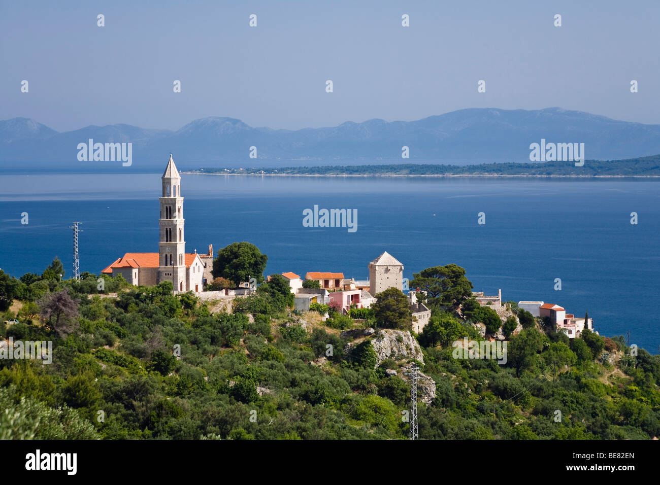 Blick auf die Häuser von Igrane und das Meer, Dalmatien, Kroatien, Europa Stockfoto