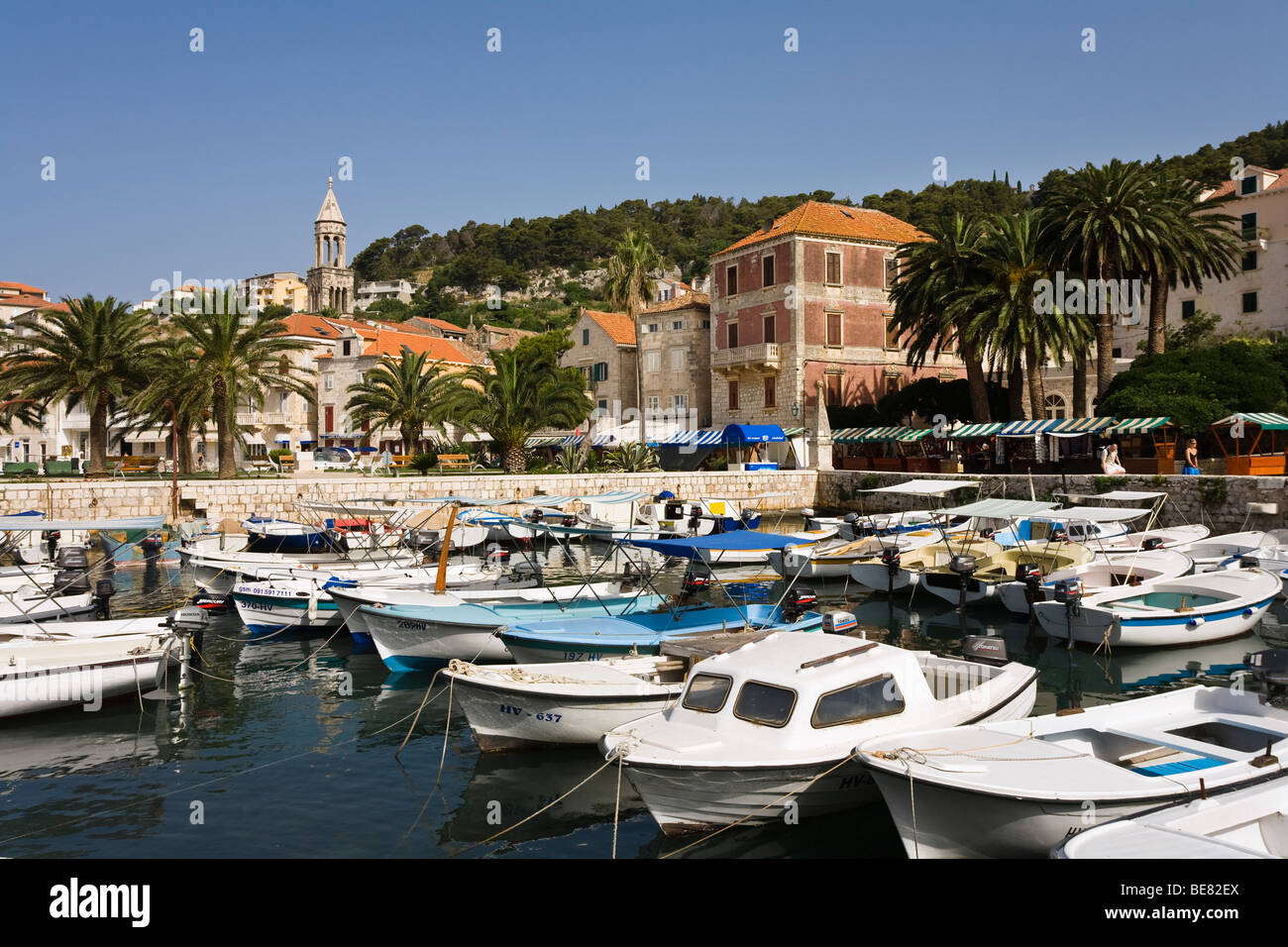 Blick auf die Boote im Hafen und die Altstadt von Hvar, Insel Hvar, Dalmatien, Kroatien, Europa Stockfoto