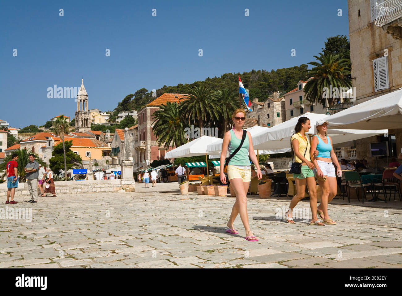 Menschen, die ein Spaziergang durch die Altstadt von Hvar im Sonnenlicht, Insel Hvar, Dalmatien, Kroatien, Europa Stockfoto