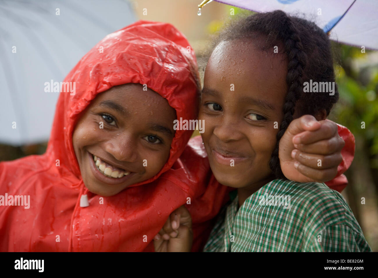 Glückliche Kinder in den Regen, Ambodifototra, Nosy St. Marie, Madagaskar, Afrika Stockfoto