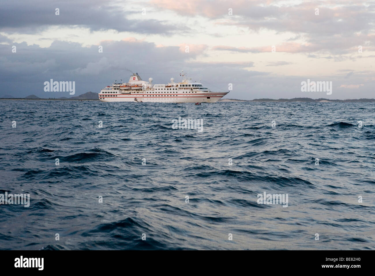 Kreuzfahrtschiff MS Hanseatic in Taolanaro Bay, Taolanaro, Fort Dauphin, Toliara, Madagaskar, Afrika Stockfoto