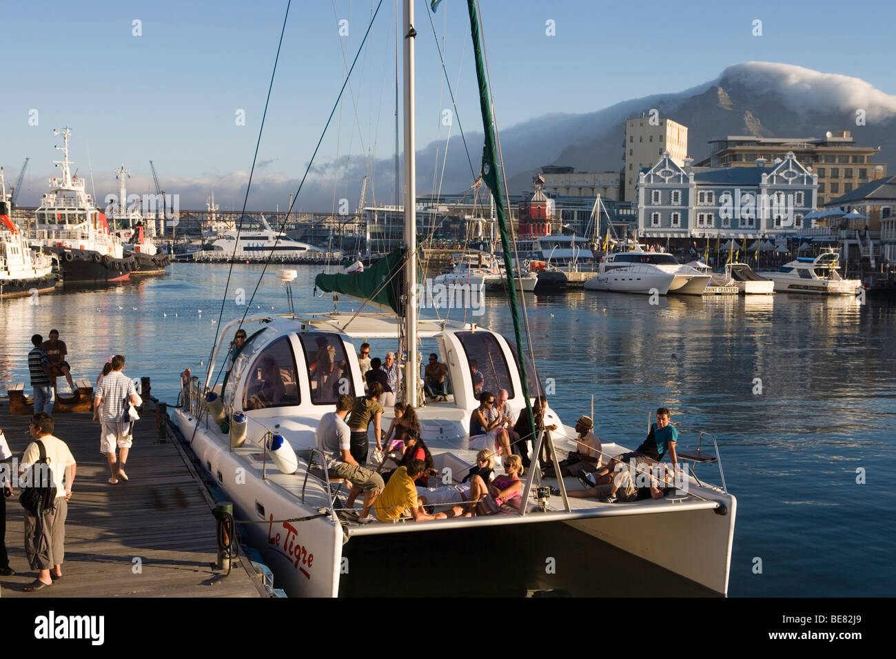 Sunset Cruise Katamaran Le Tigre mit Waterfront und Tafelberg, Kapstadt, Westkap, Südafrika, Afrika Stockfoto