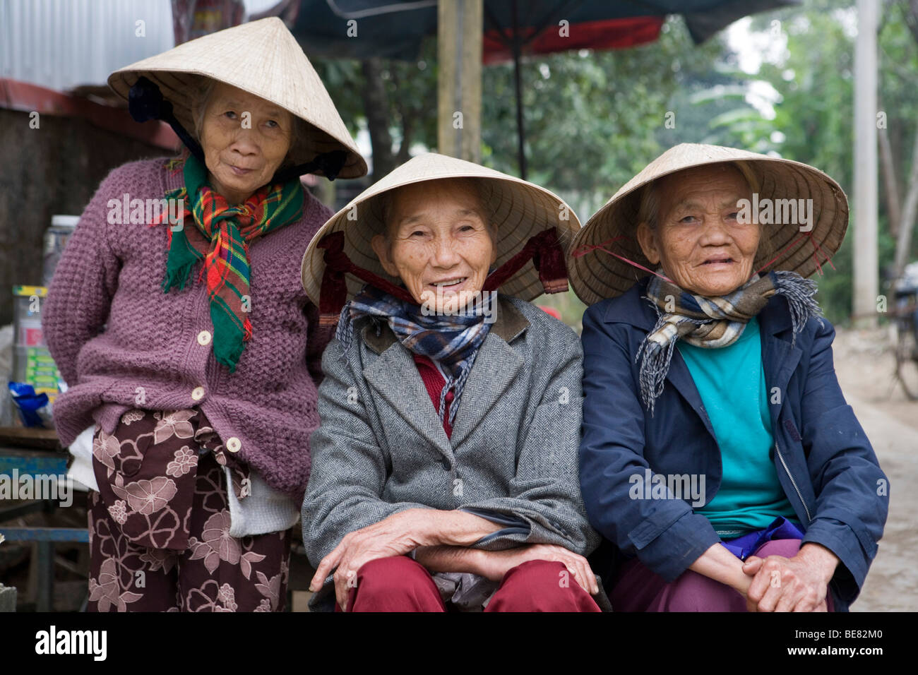 Freundlichen vietnamesischen Frauen mit konischen hüten, Hue, Thua Thien Hue, Vietnam, Asien Stockfoto
