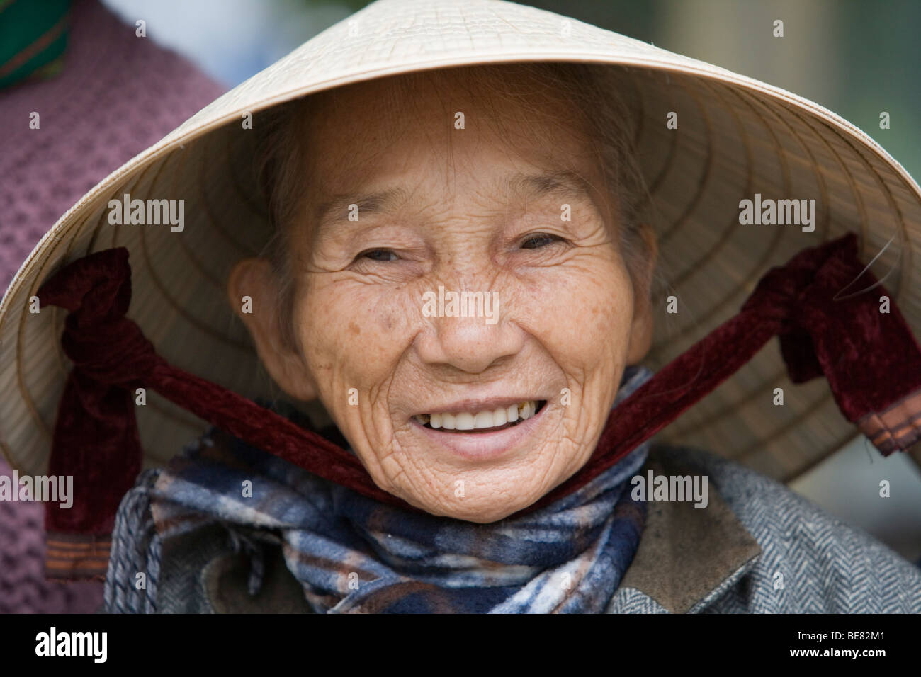 Freundlichen Vietnamesin mit traditionellen Hut, Hue, Thua Thien Hue, Vietnam Stockfoto