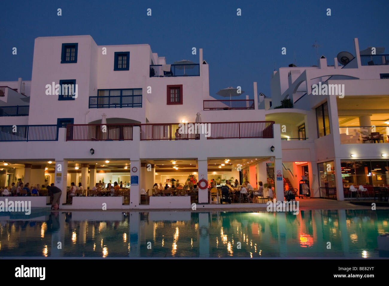 Menschen mit Abendessen im Restaurant am Pool im Nausica Beach Hotel in Protaras, Zypern Fig Tree Bay. Stockfoto