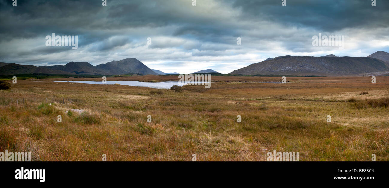 ein umwerfendes Bild über die Moorlandschaft der Connemara-Region mit der Maamturk Mountains im Hintergrund Stockfoto