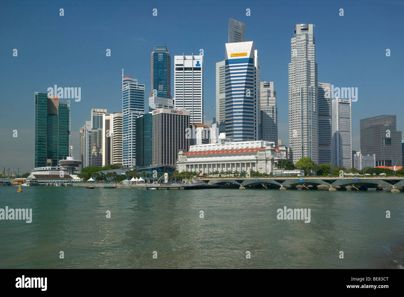 Singapur, Marina Bay, Blick auf die Skyline von Singapur und die Esplanade Brücke Stockfoto