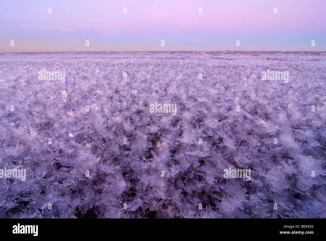 Wattflächen Kwade Hoek Naturschutzgebiet nach Sonnenuntergang mit Eis-Kristalle Stockfoto