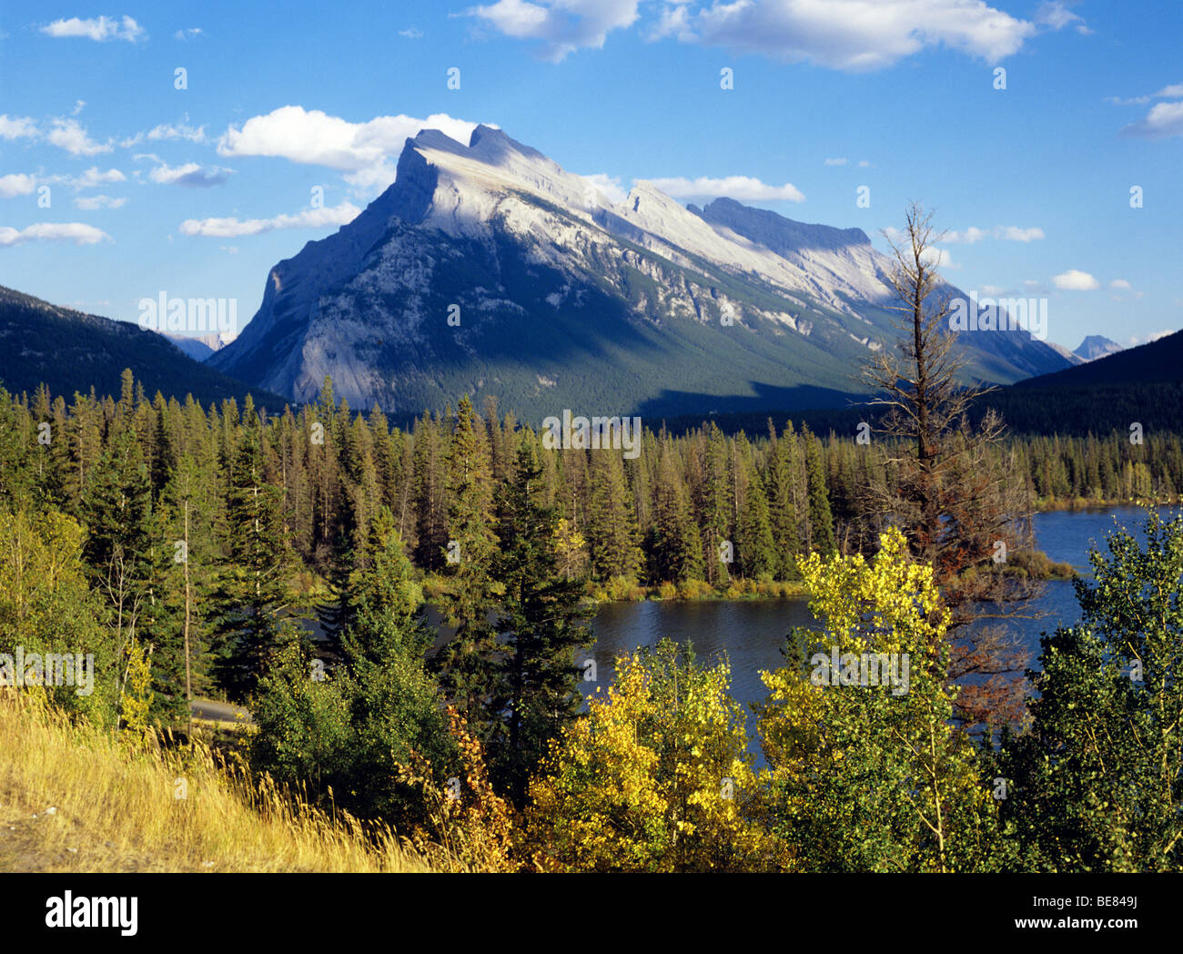 Vermilion Seen und Mount Rundle im Banff National Park Stockfoto