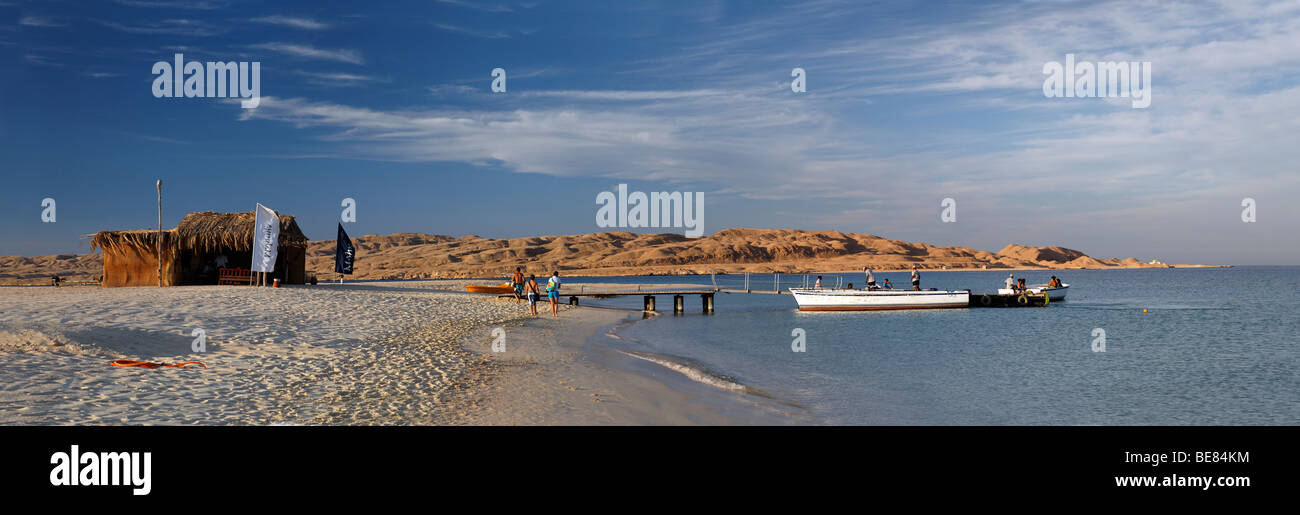Mahmya Beach, Menschen, Boote, Hütte, Panorama, Steg, Giftun Island, Rotes Meer, Hurghada, Ägypten, Afrika Stockfoto