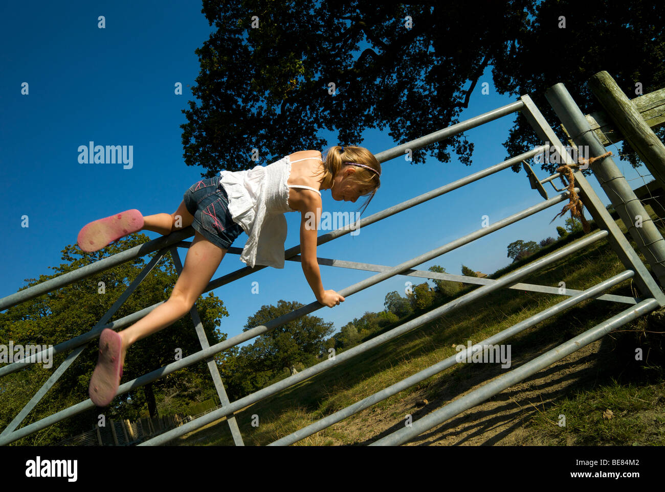 Kleine Kinder spielen auf einem Hof Stockfoto