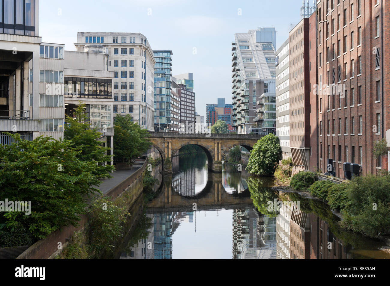Fluß Irwell von Victoria Brücke in die City Centre, Manchester, England, UK Stockfoto