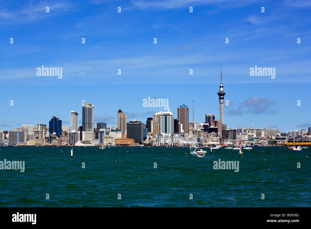 Blick auf den Hafen Waitemata dem Sky Tower und der Innenstadt von Auckland im Süden von Bayswater Wharf, North Shore, Auckland, Neuseeland Stockfoto