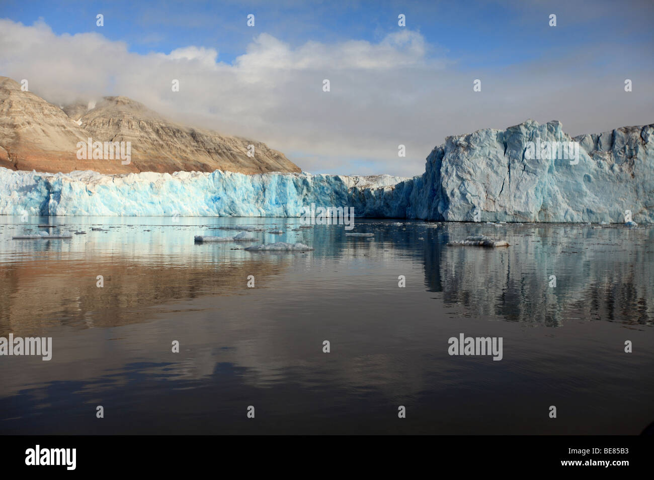 Reflexion arktischen Gletschereis schmilzt in Svalbard KongsFjorden Stockfoto