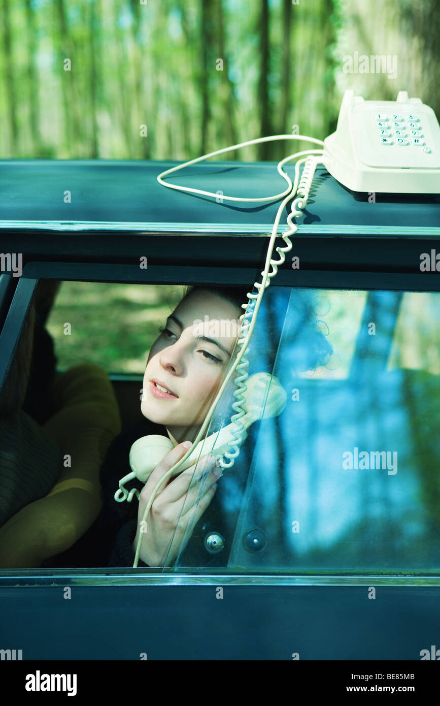 Junge Frau im Auto Festnetz telefonieren Stockfoto