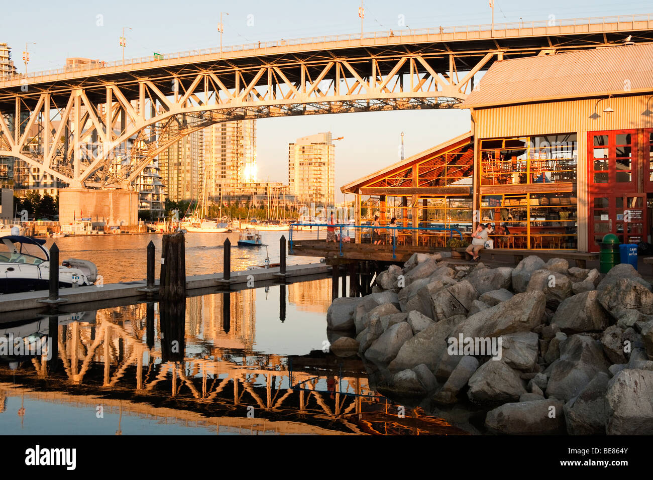 Blick auf Granville Island Markt Gebäude und Granville Bridge, False Creek und zentrale Vancouver, Kanada. Stockfoto