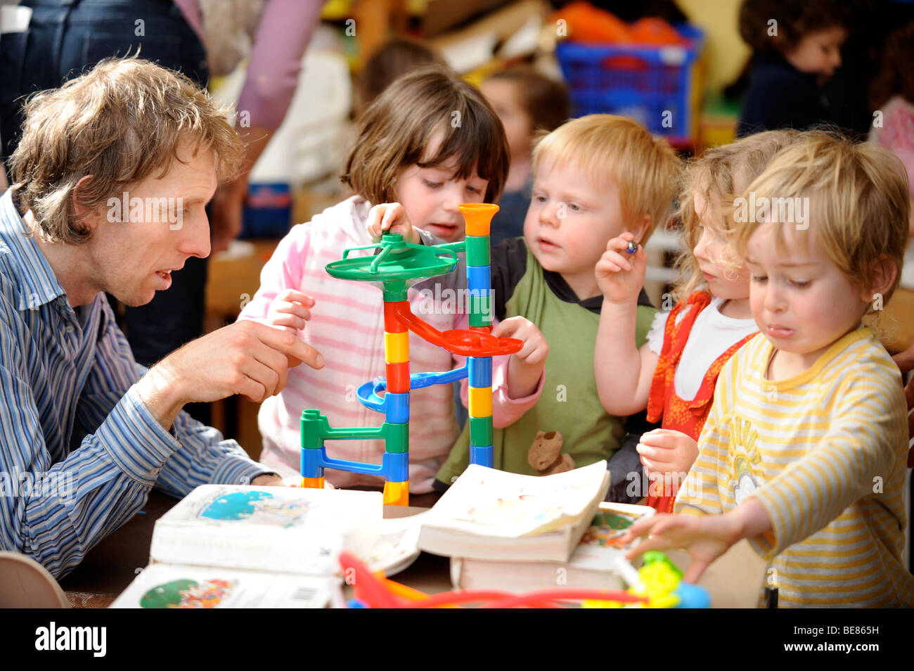 KLEINE KINDER SPIELEN IN EINER GRUPPE AN EINEM SONNTAG SCHOOL UK Stockfoto