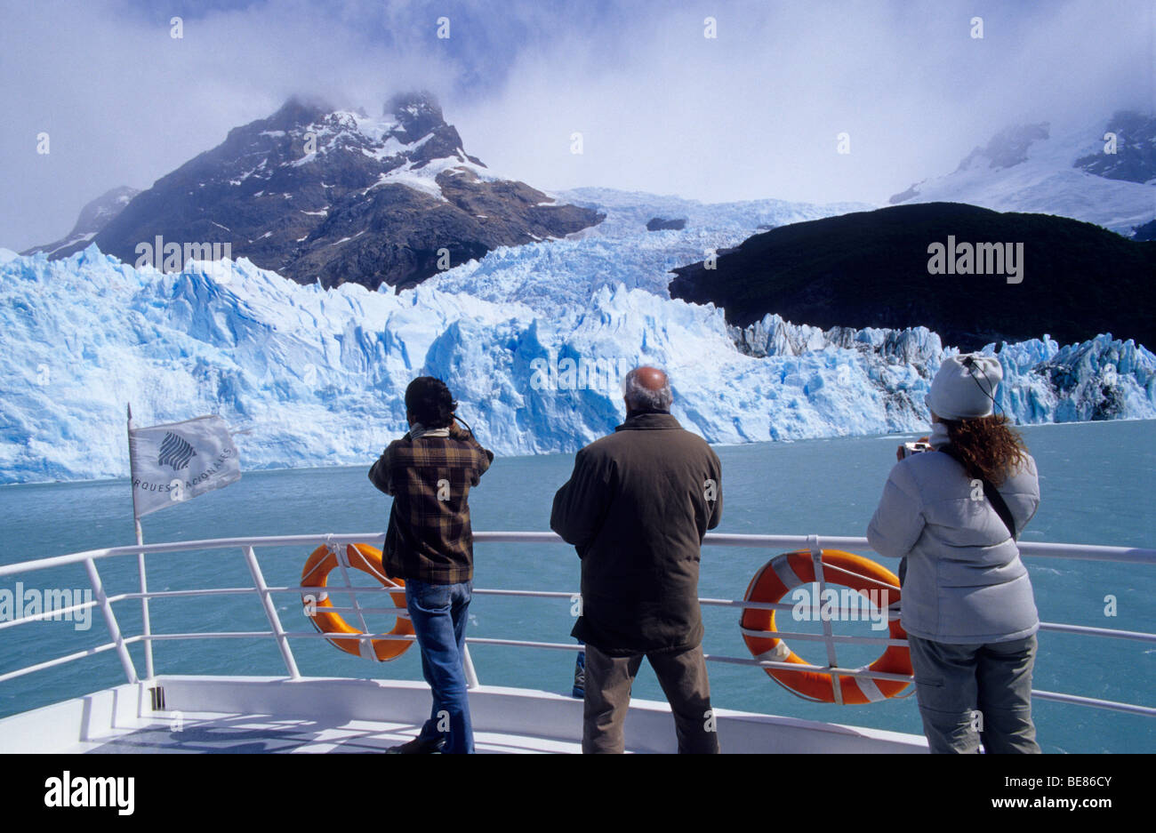 Touristen auf einem Boot am Upsala Gletscher, Lago Argentino, Parque Nacional Los Glaciares, Patagonien, Argentinien. Stockfoto