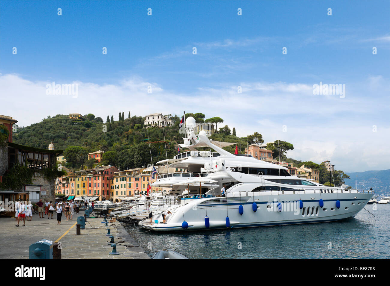 Luxus-Yachten im Hafen von Portofino mit der Stadt hinter sich, italienische Riviera, Ligurien, Italien Stockfoto