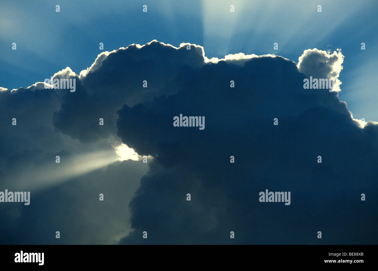 Wetter Klima Wolken Sonne Strahlen die Wolken durchbrechen Stockfoto