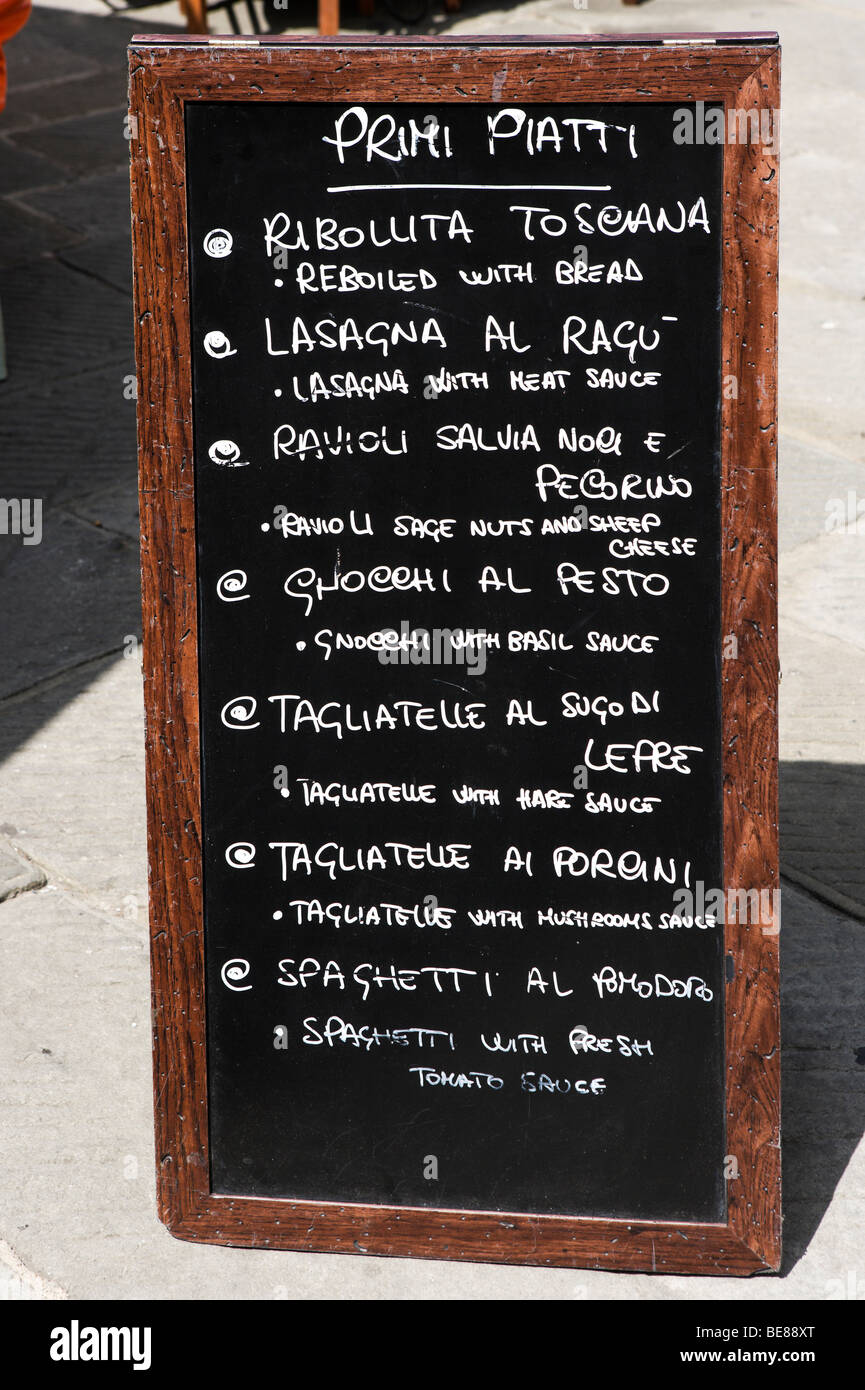 Tafel Menü vor einem Restaurant im Zentrum des Dorfes von Castellina in Chianti, Toskana, Italien Stockfoto
