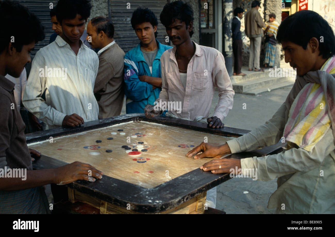 Bangladesch Dhaka JM Karam Brettspiel mit Spielsteinen in der Straße zu spielen. Stockfoto