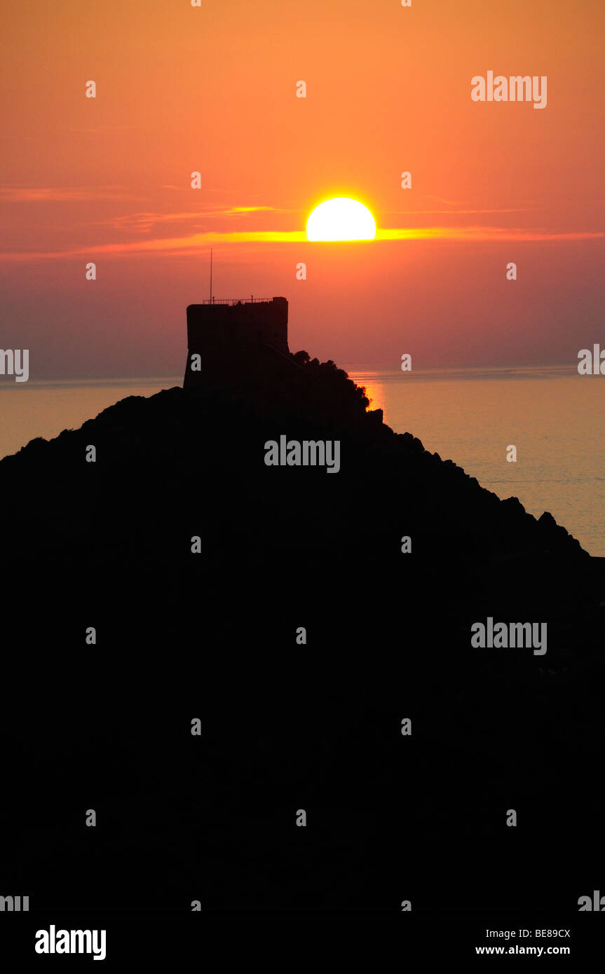 Frankreich Korsika Mittelmeer Golfe De Porto, Porto genuesischen Hügel Turm gegen Sonnenuntergang über dem Meer. Stockfoto