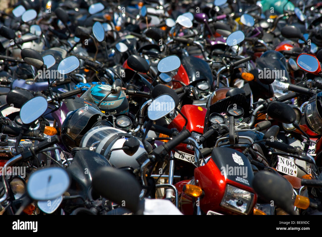 Drängten sich Motorrad-Parkplatz in Chennai in Tamil Nadu, Indien Stockfoto