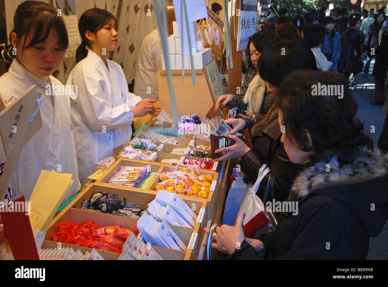 JAPAN Honshu Tokio Ingumae - Meijijingu Schrein Silvester Anbeter Kauf Omamori Glücksbringer für das neue Jahr Stockfoto