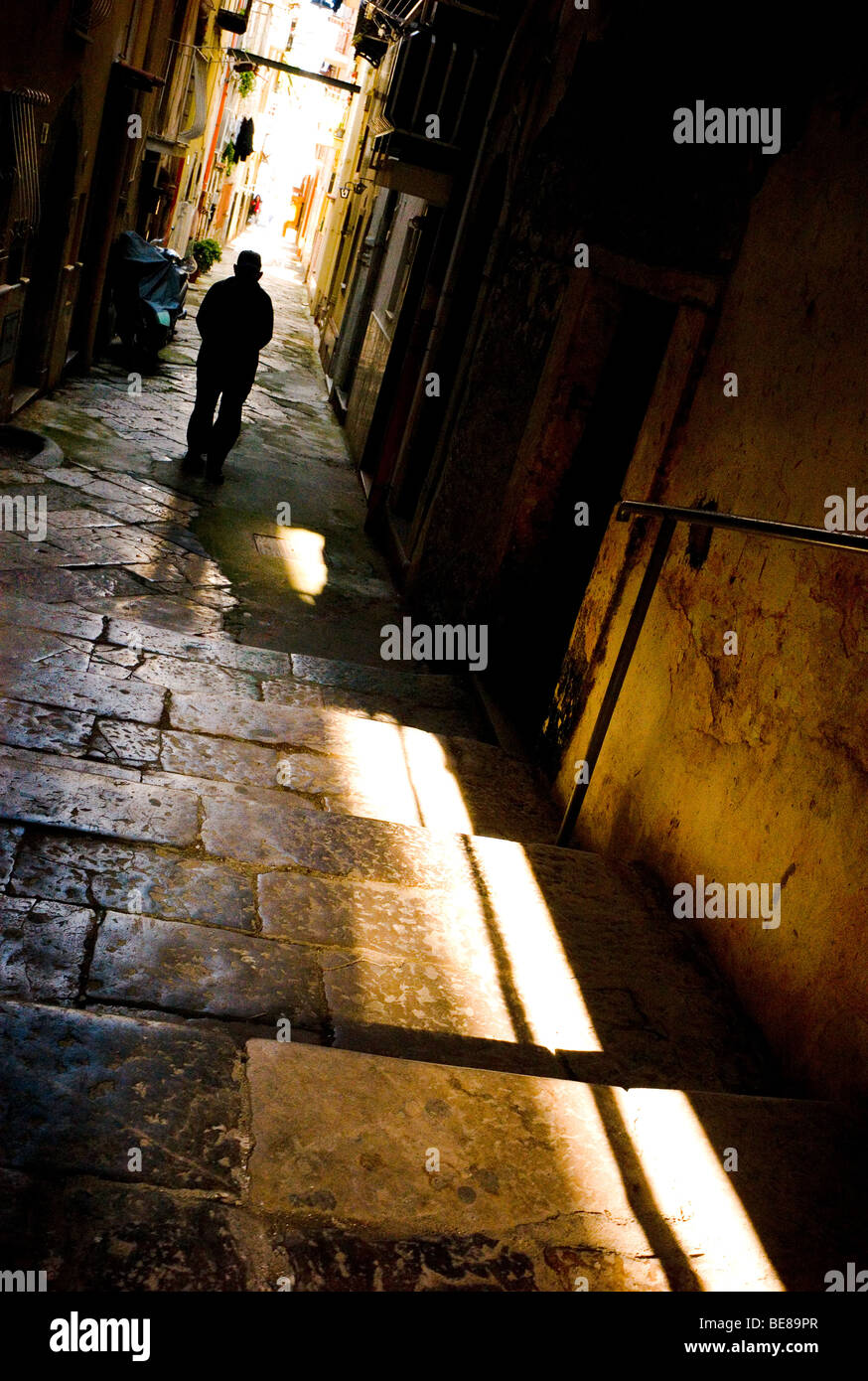 Ein Mann geht durch eine kleine Gasse in Gaeta Stockfoto