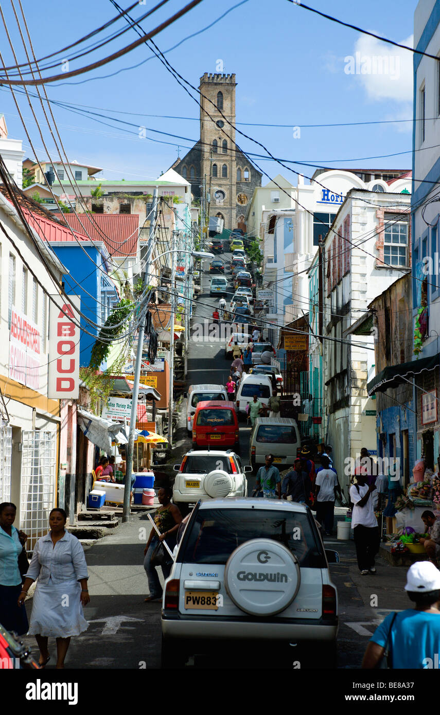 Menschen und Autos in St Juille Straße führt zum Hurrikan WEST INDIES Karibik Grenadinen Grenada St.-Georgs beschädigt Kathedrale Stockfoto