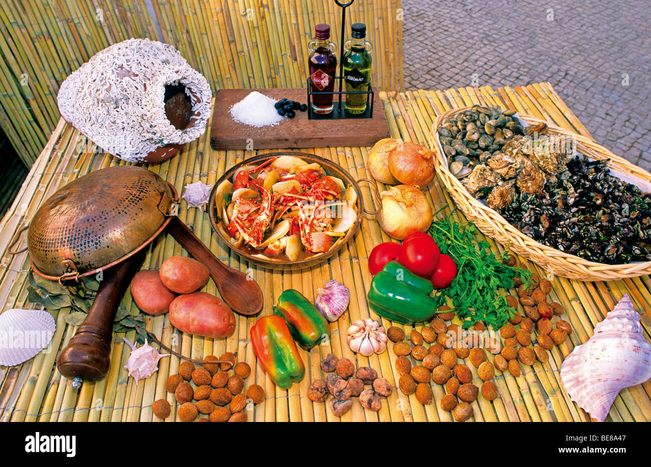 Portugal, Algarve: Zutaten für ein Hummer Cataplana Stockfoto
