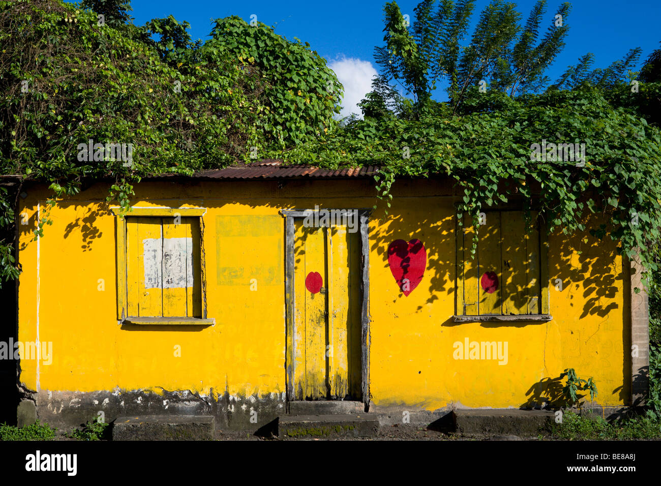 WEST INDIES Karibik Grenadinen Grenada St John Parish gelben Häuschen mit roten Herz-Symbol der Regierungspartei NDC politische Stockfoto