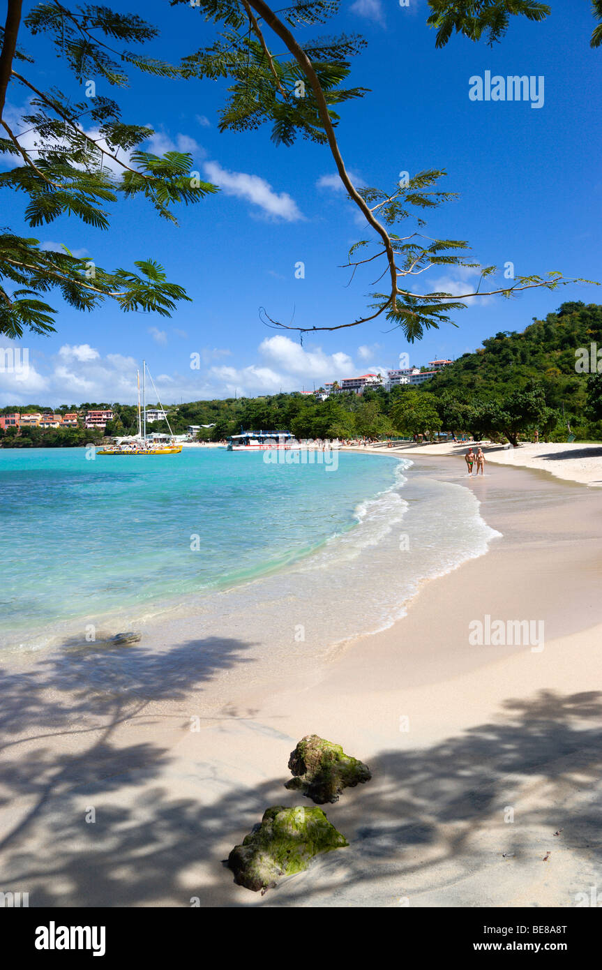 WEST INDIES Karibik Grenadinen Grenada St George Parish BBC Beach Morne Rouge Bay Touristen von Kreuzfahrtschiffen zu Fuß auf sand Stockfoto